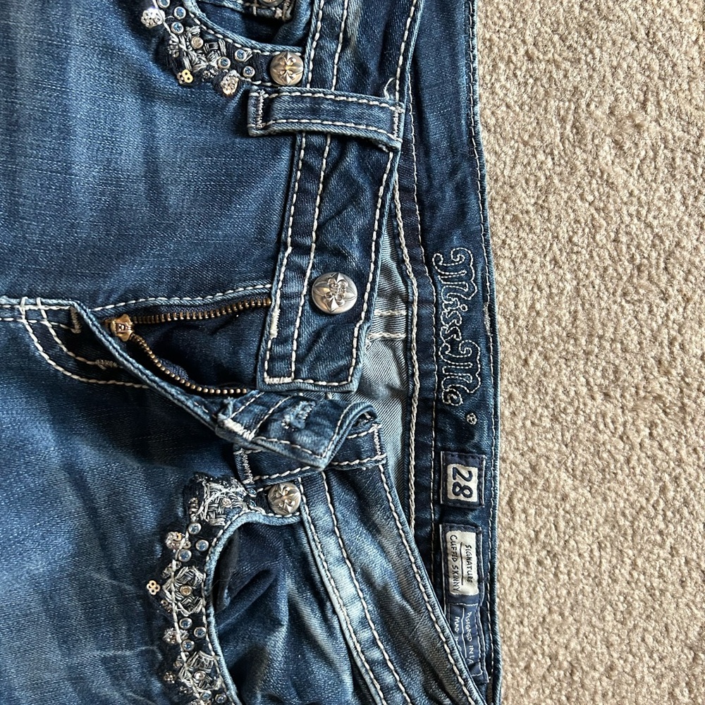 Miss me jeans size 28. Capris with bling accents.